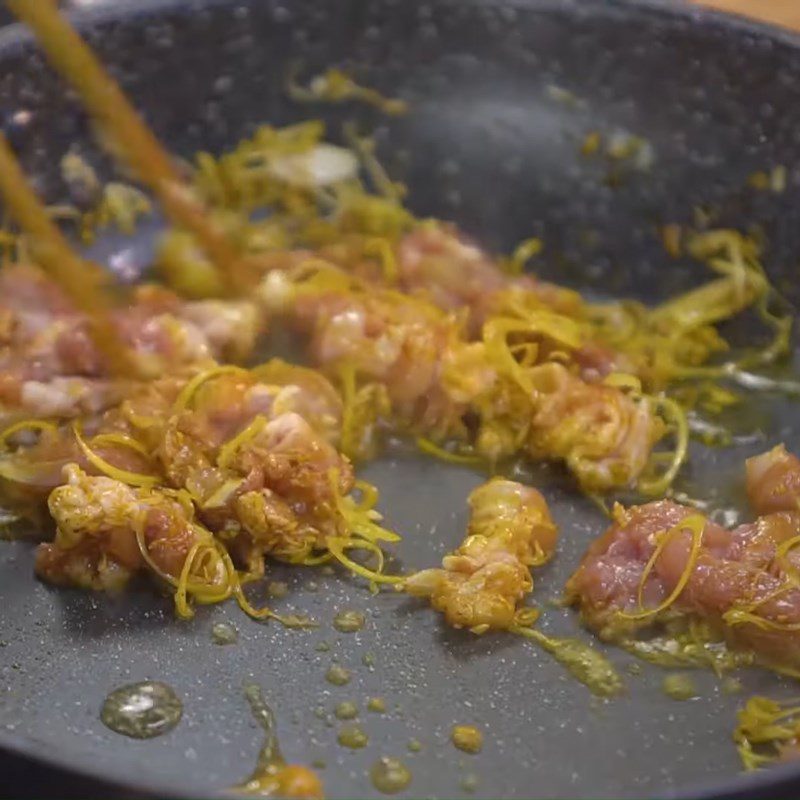 Step 4 Stir-frying chicken and rice Fried heart-shaped rice