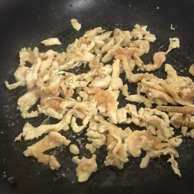 Step 3 Stir-fry the chicken with bell peppers Chicken breast stir-fried with bell peppers