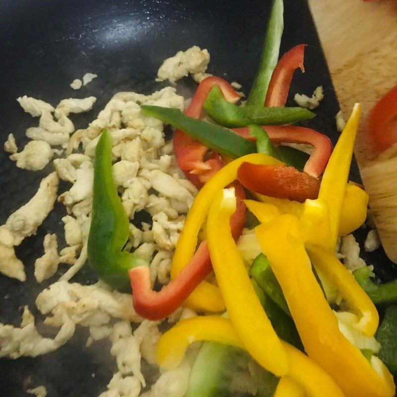 Step 3 Stir-fry the chicken with bell peppers Chicken breast stir-fried with bell peppers