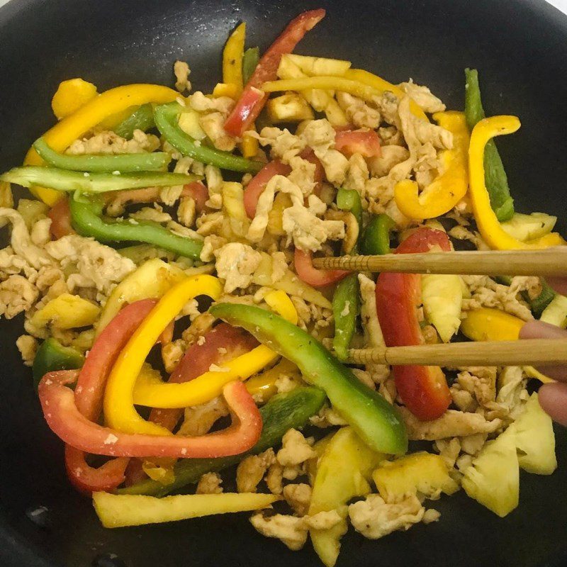 Step 3 Stir-fry the chicken with bell peppers Chicken breast stir-fried with bell peppers