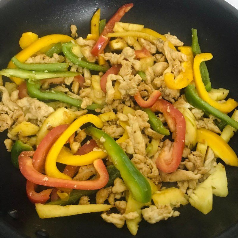 Step 3 Stir-fry chicken with bell pepper Chicken breast stir-fried with bell pepper