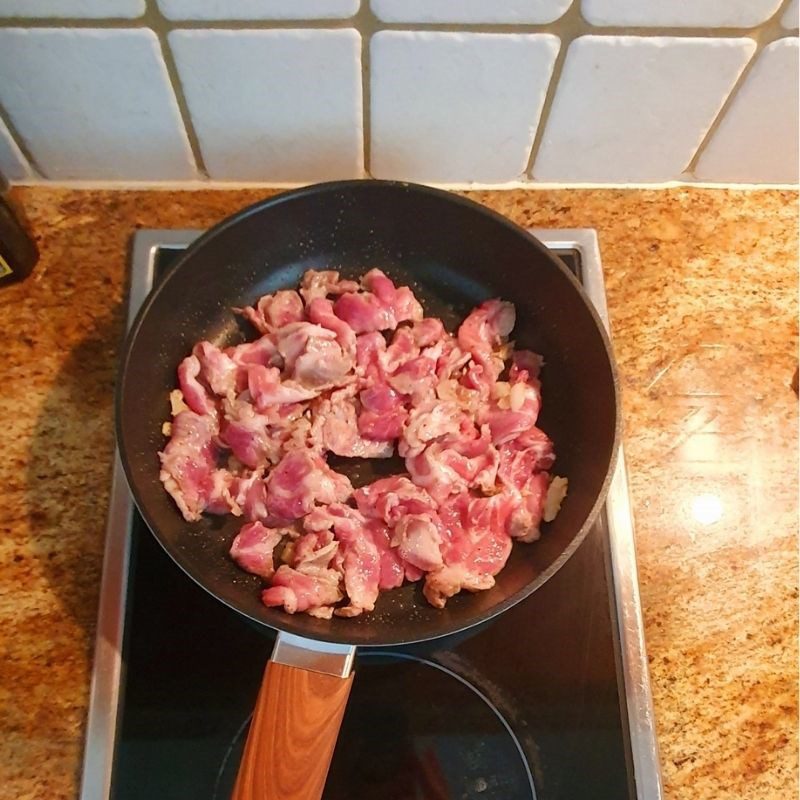 Step 2 Stir-fry the pork Spicy stir-fried pork