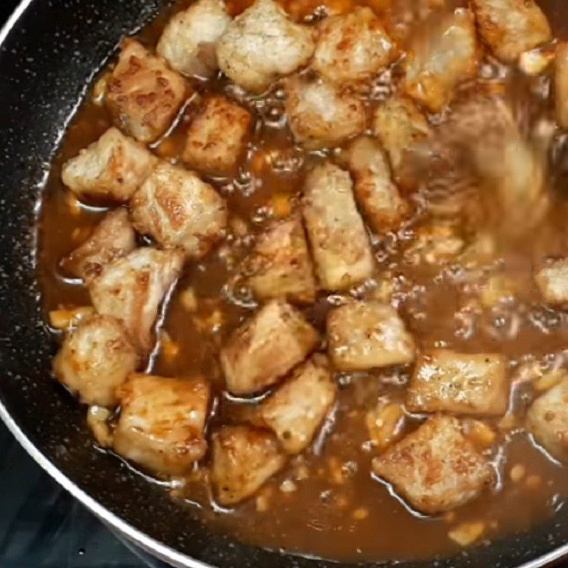 Step 4 Stir-fried pork with sauce Sweet and sour stir-fried pork