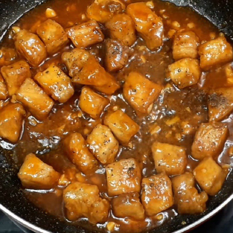 Step 4 Stir-fried pork with sauce Sweet and sour stir-fried pork