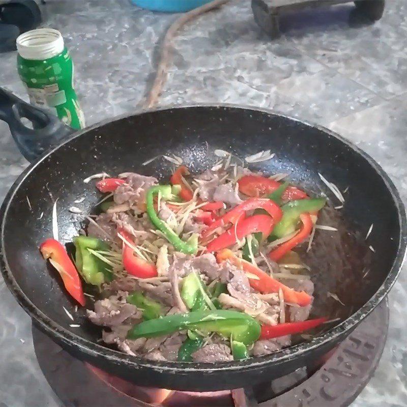 Step 3 Stir-fry ngan meat Stir-fried ngan with lemongrass and chili