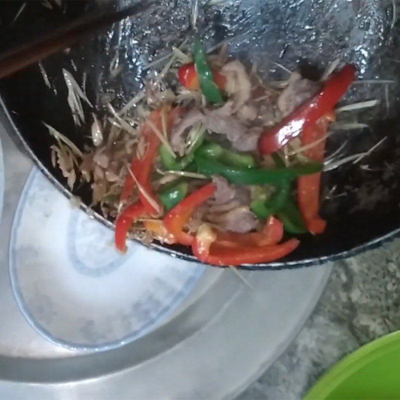 Step 3 Stir-fry ngan meat Stir-fried ngan with lemongrass and chili