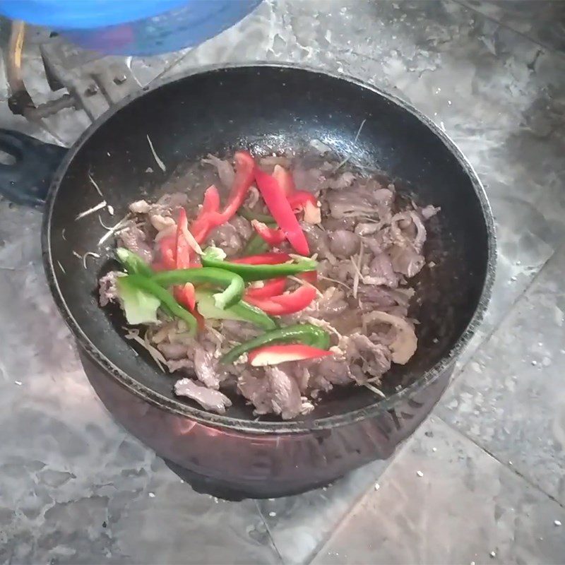 Step 3 Stir-fry ngan meat Stir-fried ngan with lemongrass and chili