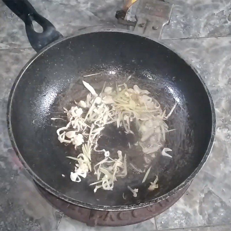 Step 3 Stir-fry ngan meat Stir-fried ngan with lemongrass and chili