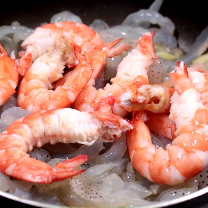 Step 4 Stir-fry meat, shrimp, and jellyfish Fresh jellyfish noodles