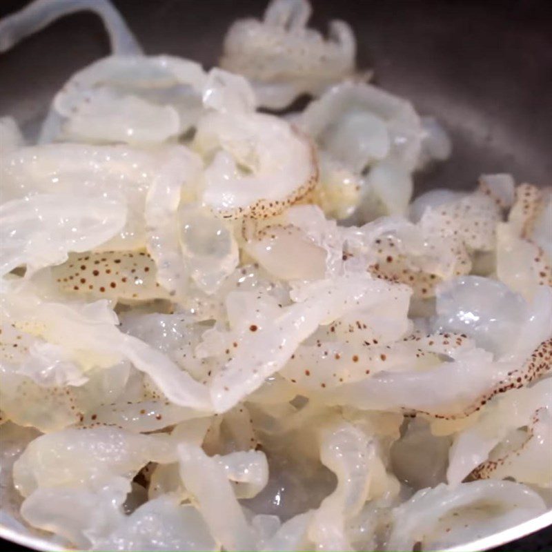 Step 4 Stir-fry meat, shrimp, and jellyfish Fresh jellyfish noodles