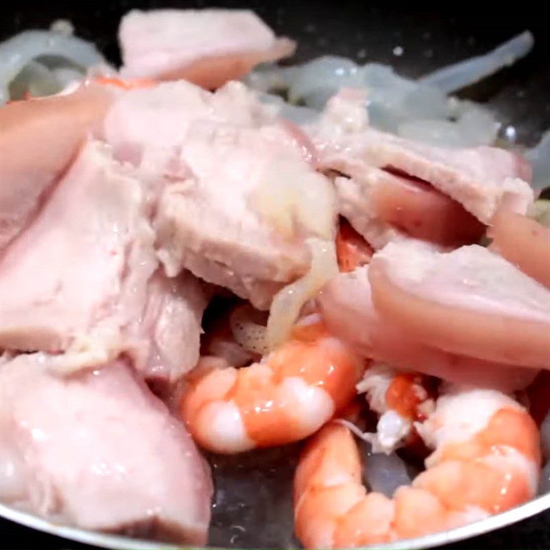 Step 4 Stir-fry meat, shrimp, and jellyfish Fresh jellyfish noodles