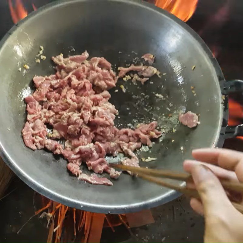 Step 3 Stir-fried buffalo meat Buffalo meat stir-fried with rice paddy herbs