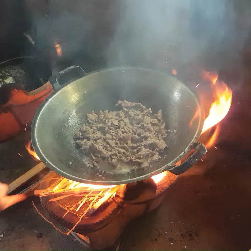 Step 3 Stir-fried buffalo meat Buffalo meat stir-fried with rice paddy herbs