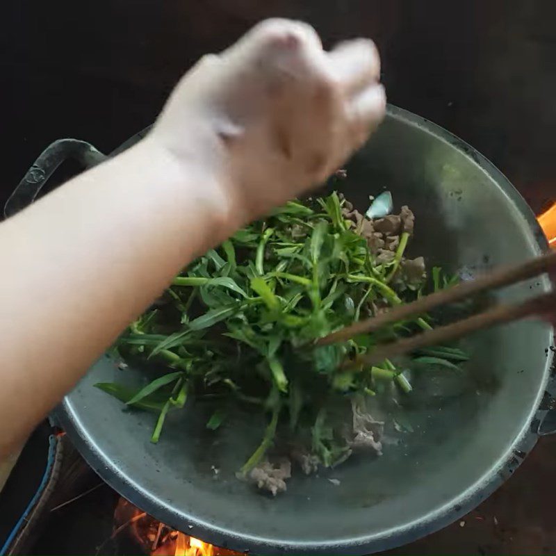 Step 3 Stir-fried buffalo meat Buffalo meat stir-fried with rice paddy herbs