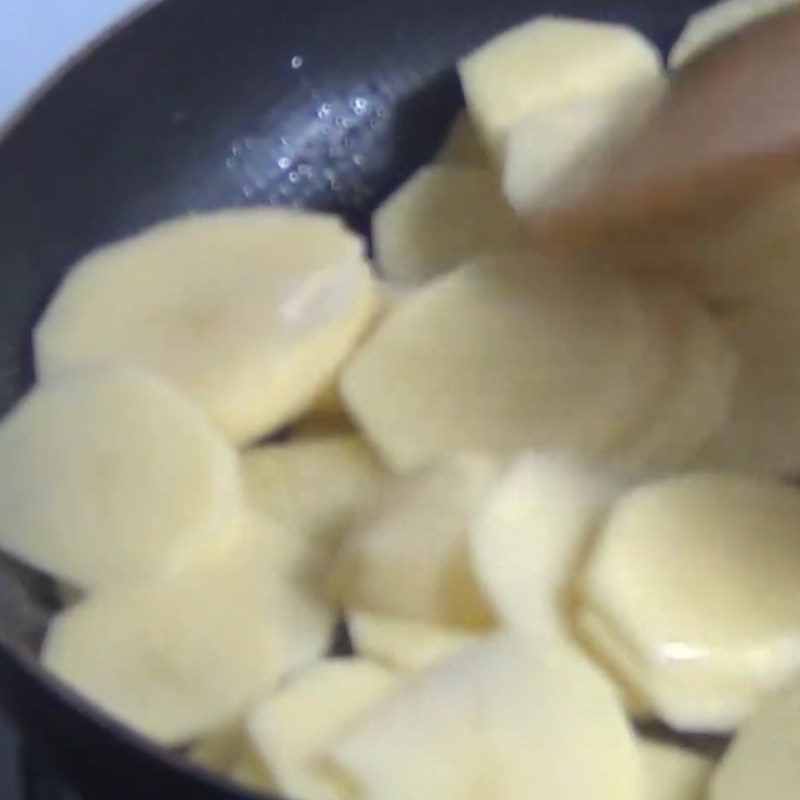 Step 3 Stir-fry buffalo meat Buffalo meat stir-fried with potatoes