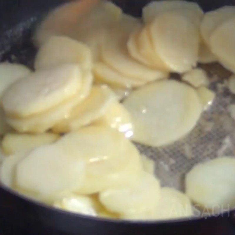 Step 3 Stir-fry buffalo meat Buffalo meat stir-fried with potatoes