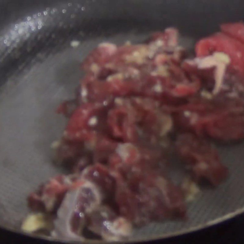 Step 3 Stir-fry buffalo meat Buffalo meat stir-fried with potatoes