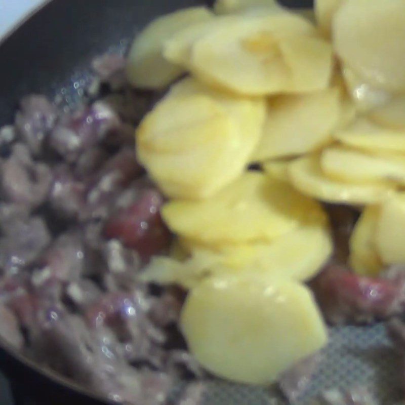 Step 3 Stir-fry buffalo meat Buffalo meat stir-fried with potatoes