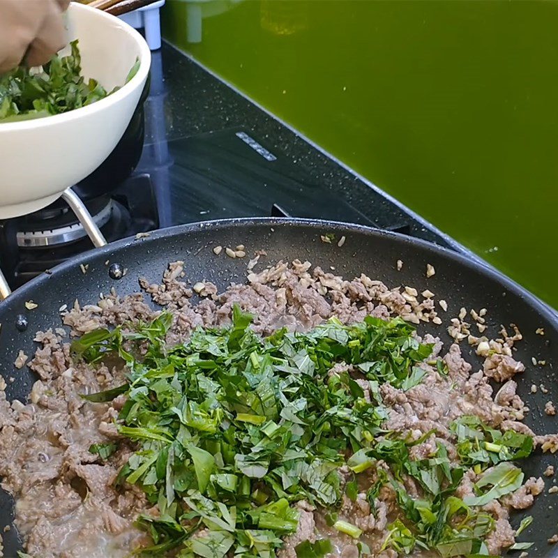 Step 3 Stir-fry buffalo meat Buffalo meat stir-fried with Vietnamese coriander