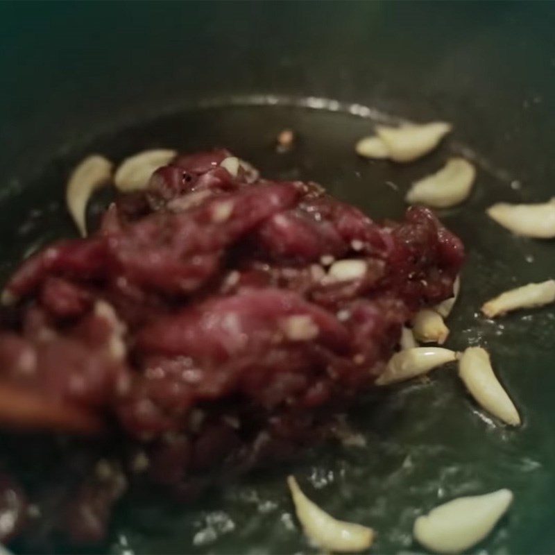 Step 3 Stir-fry buffalo meat with lolot leaves Buffalo meat stir-fried with lolot leaves