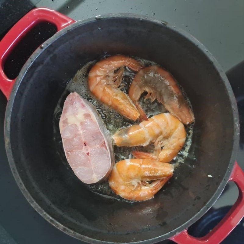 Step 3 Stir-frying meat and frying shrimp and fish Fermented fish hot pot with linh fish sauce