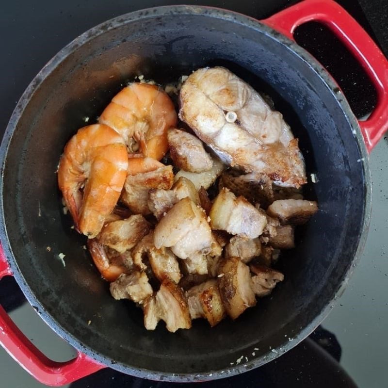 Step 3 Stir-frying meat and frying shrimp and fish Fermented fish hot pot with linh fish sauce