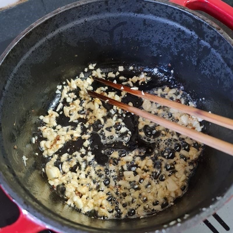 Step 3 Stir-frying meat and frying shrimp and fish Fermented fish hot pot with linh fish sauce