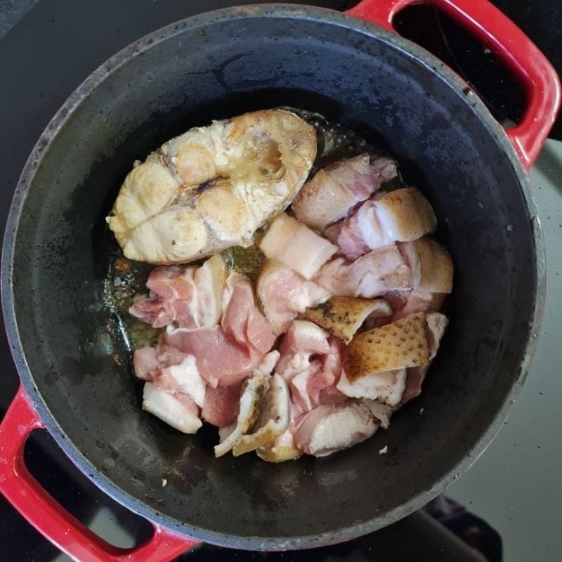 Step 3 Stir-frying meat and frying shrimp and fish Fermented fish hot pot with linh fish sauce