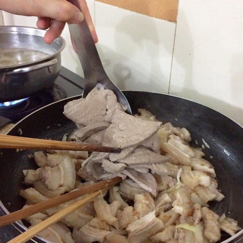 Step 3 Stir-fried pork and pig liver Pork liver pate with pork