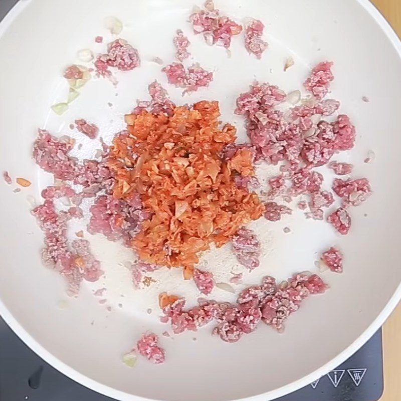 Step 2 Stir-frying meat and kimchi Kimchi rolled eggs