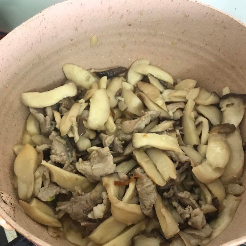 Step 2 Stir-fry meat and mushrooms Chicken thigh mushrooms stir-fried with pork