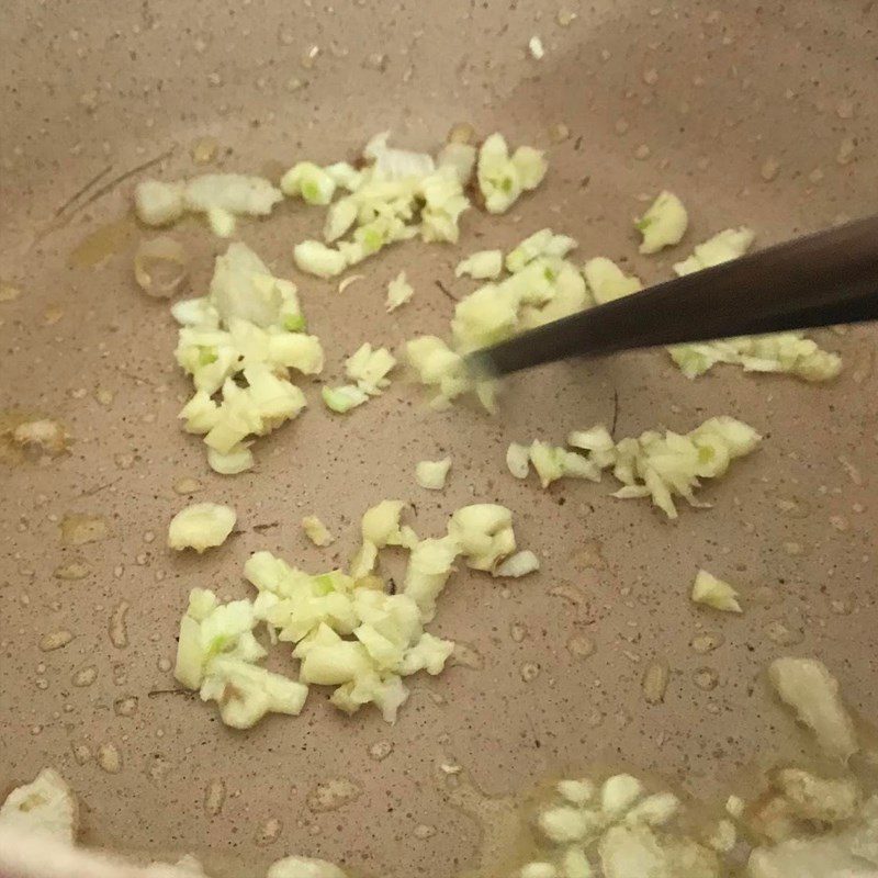 Step 2 Stir-fry meat and mushrooms Chicken thigh mushrooms stir-fried with pork