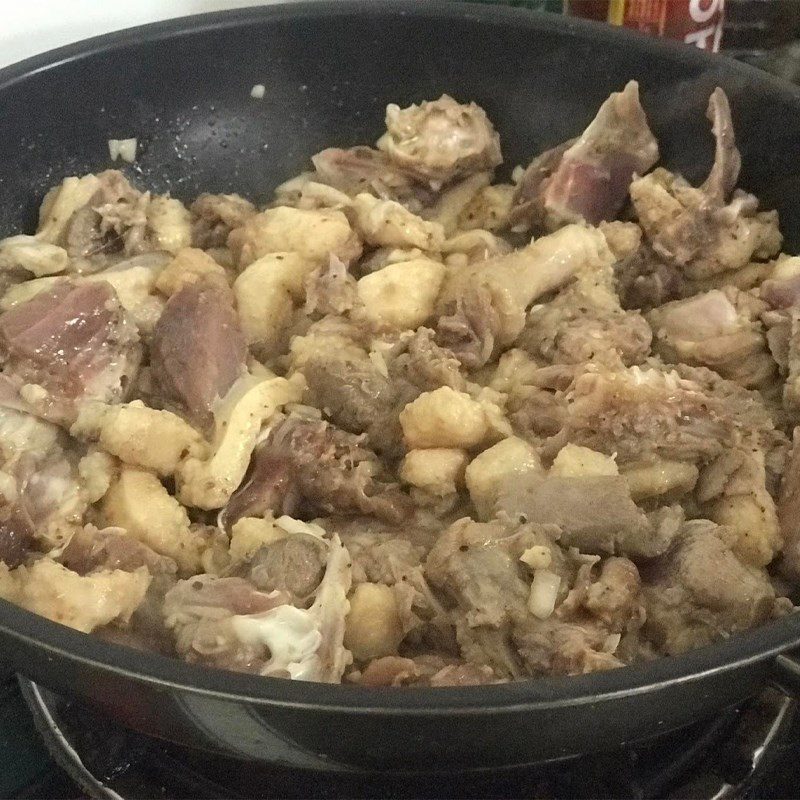 Step 3 Stir-fried duck Duck stir-fried with rice paddy herb