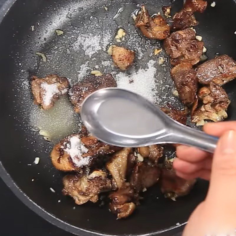 Step 3 Stir-fried duck meat Sweet and sour stir-fried duck