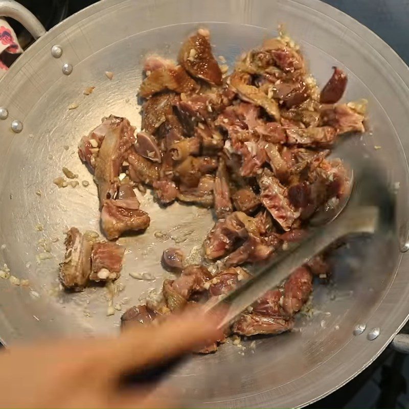 Step 3 Stir-fry duck meat Stir-fried duck with basil