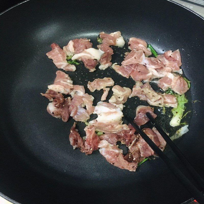 Step 3 Stir-fry the meat with gourd Stir-fried gourd with pork