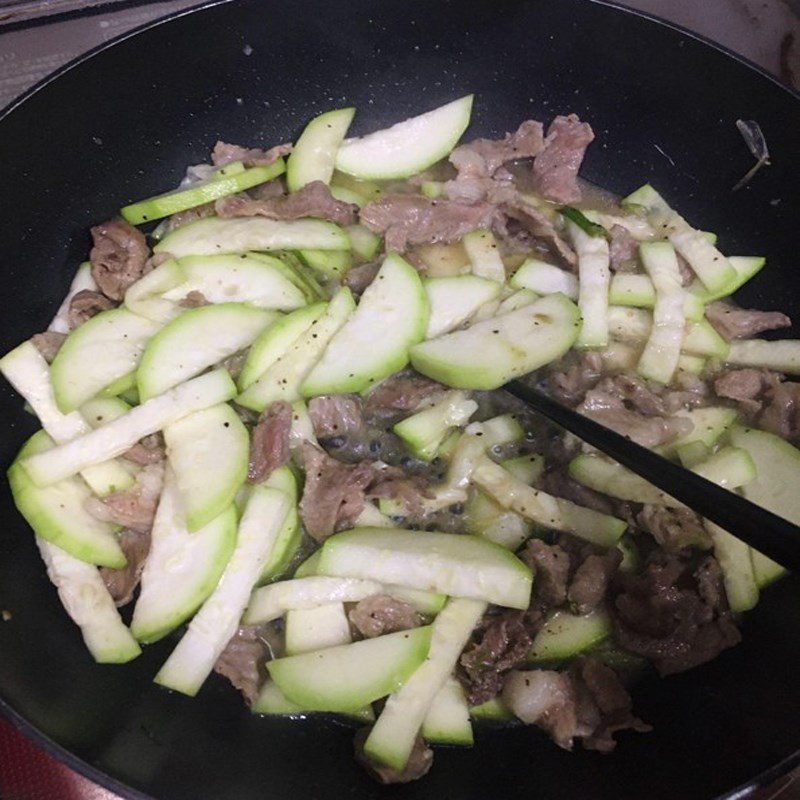 Step 3 Stir-fry the meat with gourd Stir-fried gourd with pork