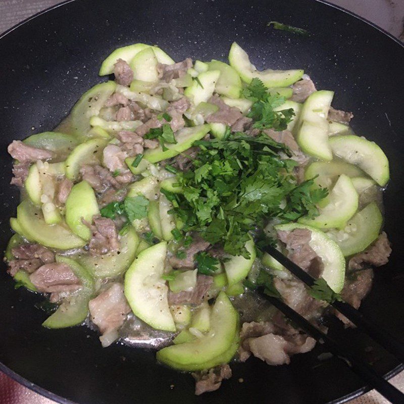 Step 3 Stir-fry the meat with gourd Stir-fried gourd with pork