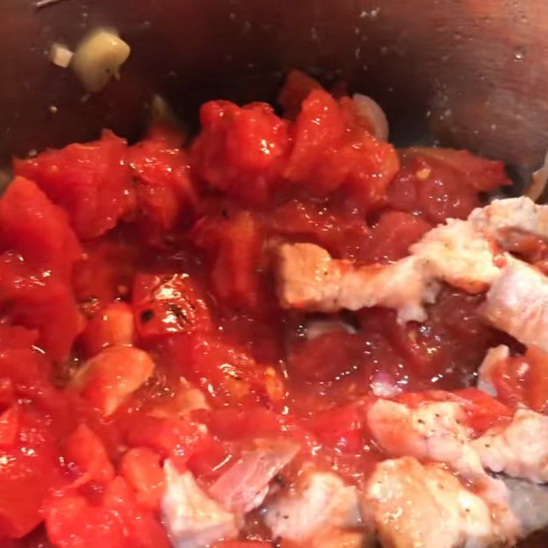 Step 3 Stir-fry meat with tomatoes Mackerel braised with tomatoes using an electric pressure cooker