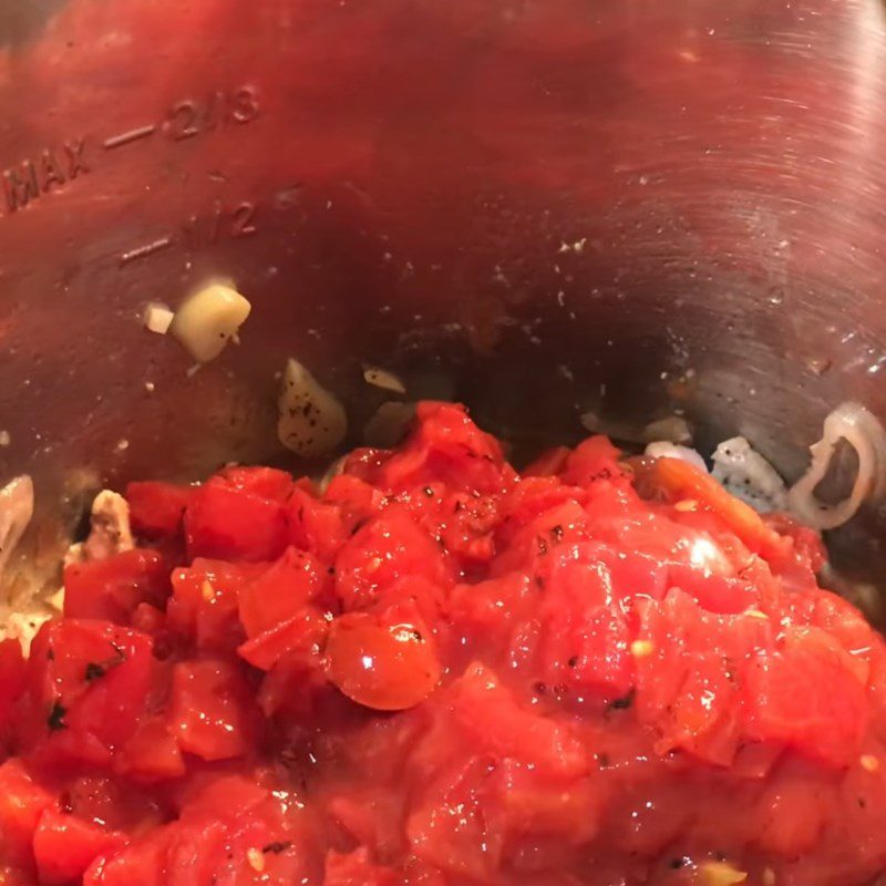 Step 3 Stir-fry meat with tomatoes Mackerel braised with tomatoes using an electric pressure cooker