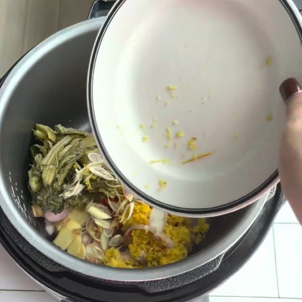 Step 3 Stir-fry meat with pickled mustard greens Braised carp with pickled mustard greens in electric pressure cooker