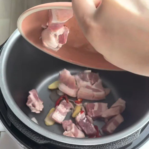 Step 3 Stir-fry meat with pickled mustard greens Braised carp with pickled mustard greens in electric pressure cooker