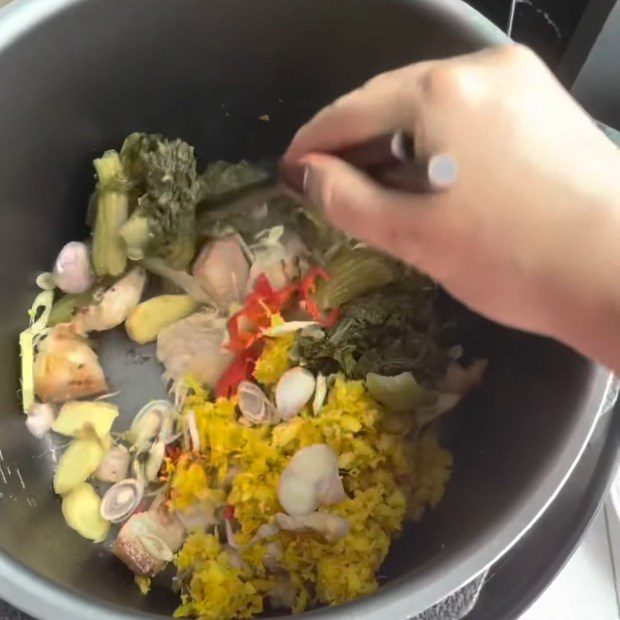 Step 3 Stir-fry meat with pickled mustard greens Braised carp with pickled mustard greens in electric pressure cooker