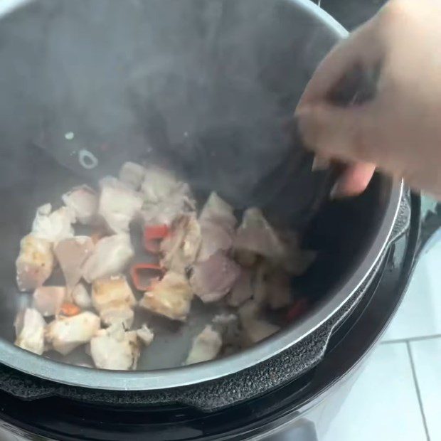 Step 3 Stir-fry meat with pickled mustard greens Braised carp with pickled mustard greens in electric pressure cooker