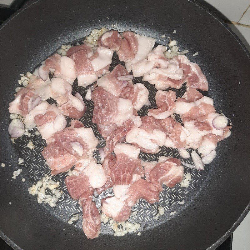 Step 4 Stir-fry meat with pickled mustard greens Pickled mustard greens stir-fried with pork