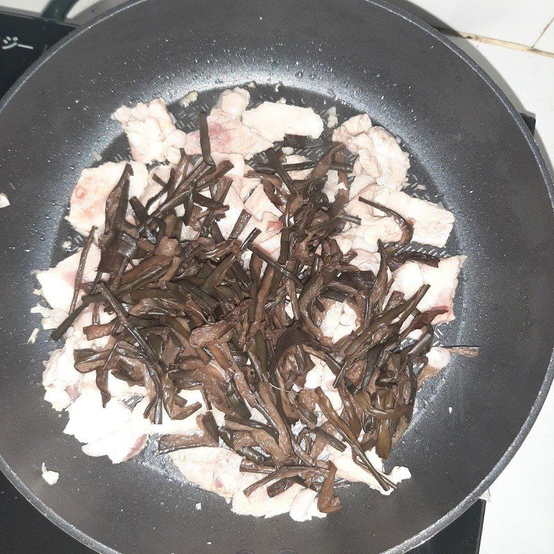 Step 4 Stir-fry meat with pickled mustard greens Pickled mustard greens stir-fried with pork