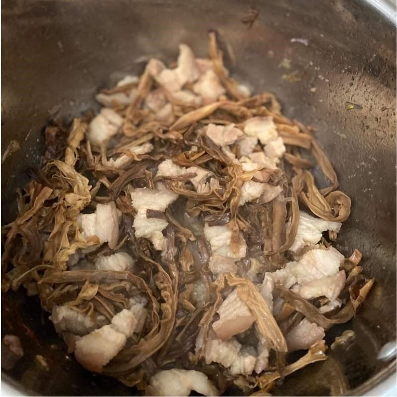 Step 3 Stir-fry meat with bamboo Stir-fried pork belly with dried bamboo