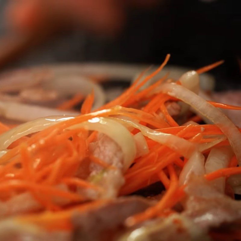 Step 3 Stir-fry meat with vegetables Yaki soba noodles