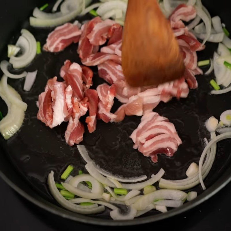 Step 3 Stir-fry meat with vegetables Yaki soba noodles