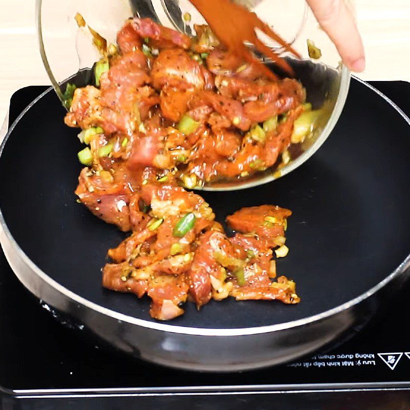 Step 3 Stir-fried meat Stir-fried pork with bell pepper and onion